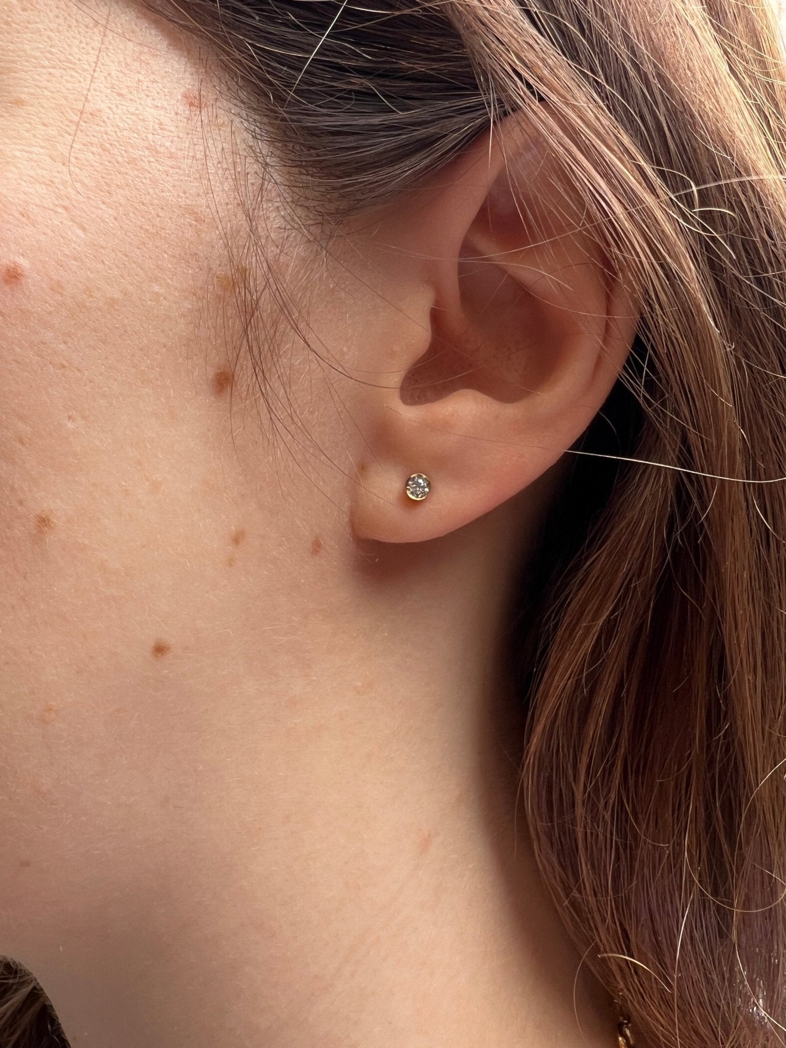 Brinco ponto de luz de brilhante e ouro 18k - Helen Gordilho